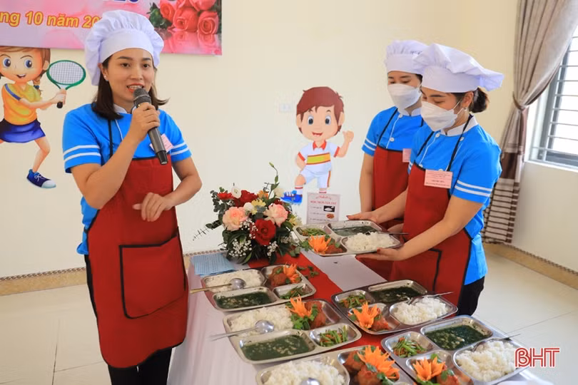 Các cô giáo trường mầm non ở Hương Sơn trổ tài chế biến món ăn 