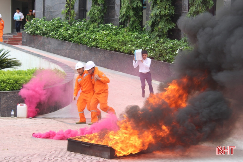 ​Điện lực Hà Tĩnh huấn luyện nghiệp vụ PCCC và cứu nạn, cứu hộ