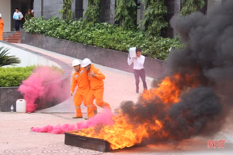 ​Điện lực Hà Tĩnh huấn luyện nghiệp vụ PCCC và cứu nạn, cứu hộ