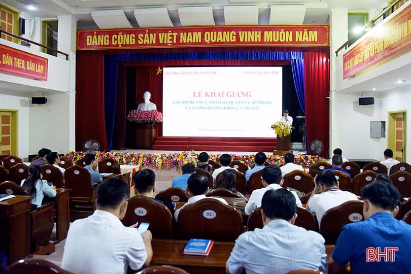 Hà Tĩnh khai giảng lớp bồi dưỡng lãnh đạo, quản lý cấp phòng và tương đương