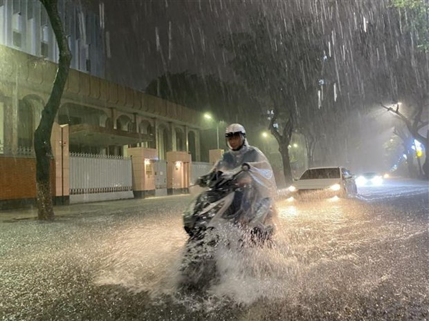 Bão số 5 suy yếu thành áp thấp nhiệt đới, miền Trung hứng đợt mưa lớn hình ảnh 1 Bão số 5 suy yếu thành áp thấp nhiệt đới, miền Trung hứng đợt mưa lớn