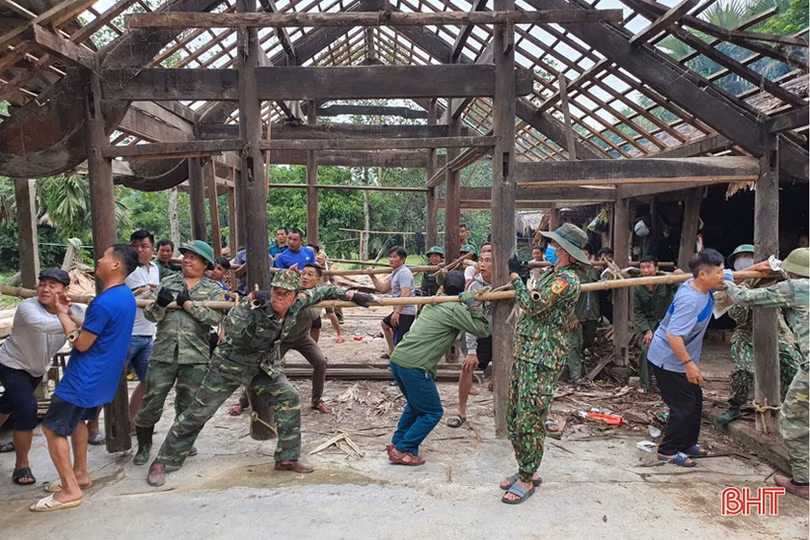 Lính quân hàm xanh giúp người dân thôn 3, xã Hương Liên (Hương Khê) chỉnh trang nhà ở.