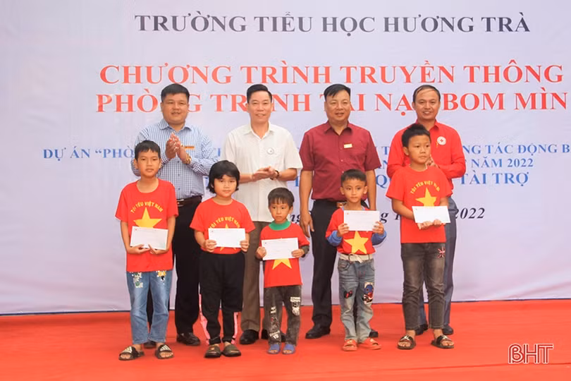 Trang bị kỹ năng phòng tránh tai nạn thương tích bom mìn cho giáo viên, học sinh ở Hương Khê