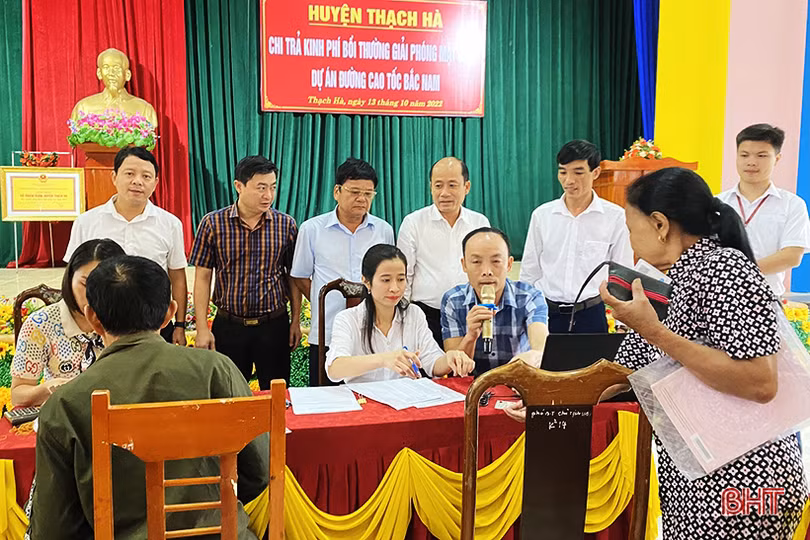 138 hộ dân ở Thạch Hà nhận tiền bồi thường giải phóng mặt bằng dự án cao tốc Bắc - Nam