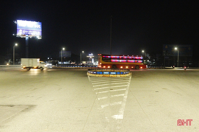 Khôi phục hệ thống chiếu sáng ở ngã tư trên quốc lộ 1 đoạn qua Hà Tĩnh