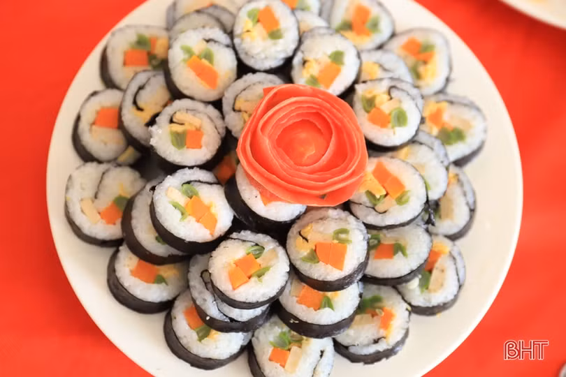 Các cô giáo trường mầm non ở Hương Sơn trổ tài chế biến món ăn 