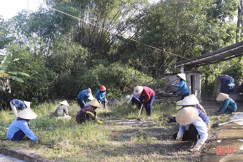 Phụ nữ Can Lộc góp sức làm đẹp làng quê