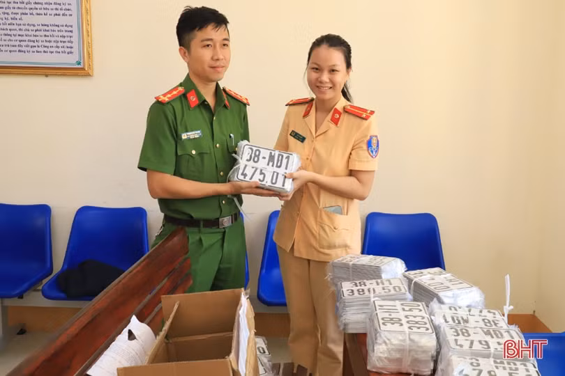 Người dân 6 xã đầu tiên của Hương Sơn phấn khởi khi làm thủ tục đăng ký xe máy tại công an xã