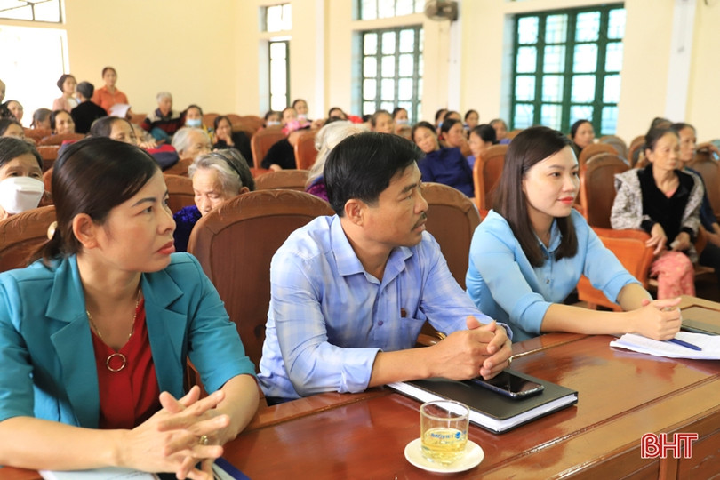 Tặng 1.800 bình lọc nước và 22.423 bóng đèn điện cho phụ nữ Hương Sơn