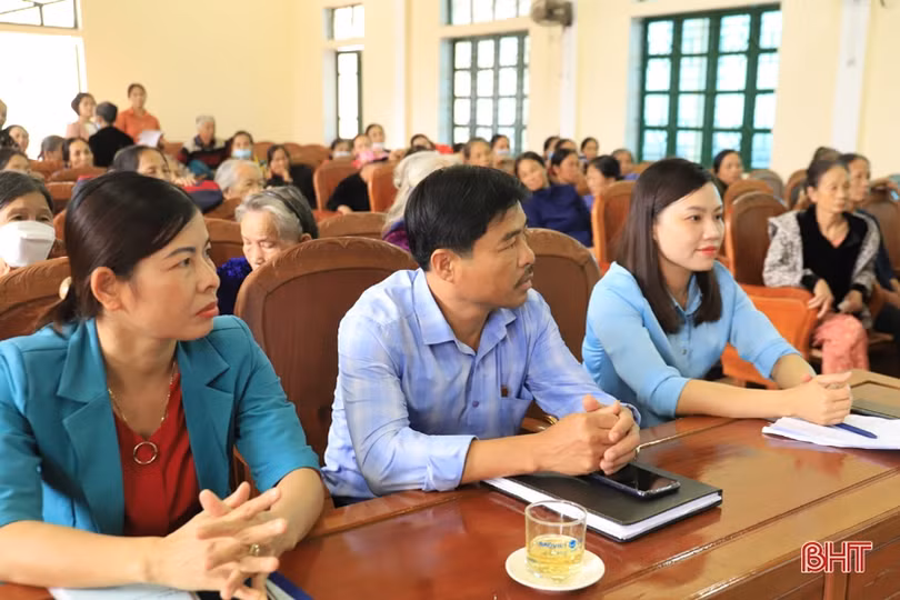 Tặng 1.800 bình lọc nước và 22.423 bóng đèn điện cho phụ nữ Hương Sơn