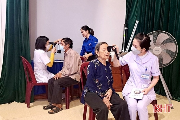 Khám, cấp phát thuốc miễn phí cho gần 200 người dân ở Nghi Xuân