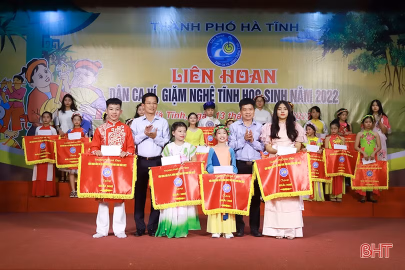 Sôi nổi Liên hoan Dân ca ví, giặm học sinh TP Hà Tĩnh