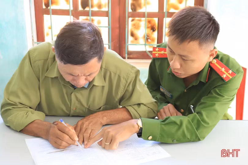 Người dân 6 xã đầu tiên của Hương Sơn phấn khởi khi làm thủ tục đăng ký xe máy tại công an xã