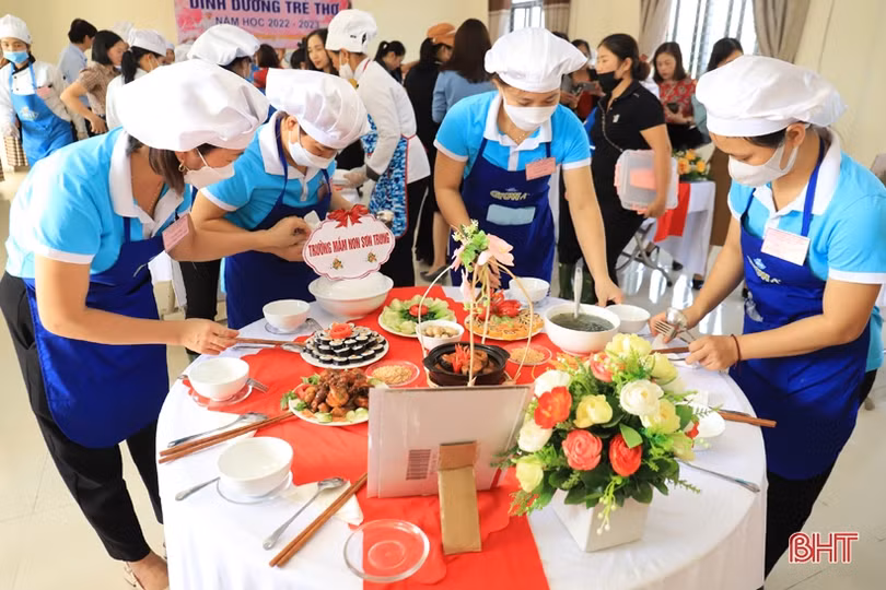 Các cô giáo trường mầm non ở Hương Sơn trổ tài chế biến món ăn 