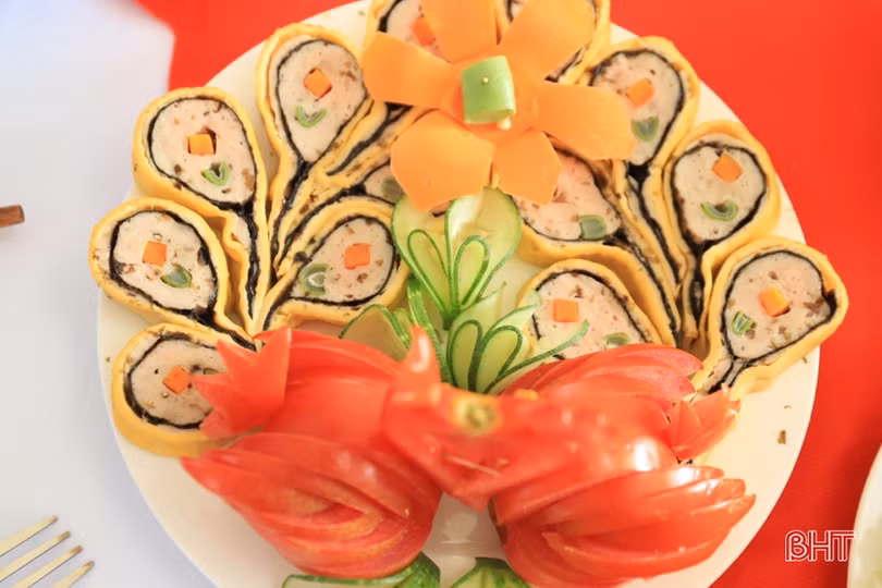 Các cô giáo trường mầm non ở Hương Sơn trổ tài chế biến món ăn 