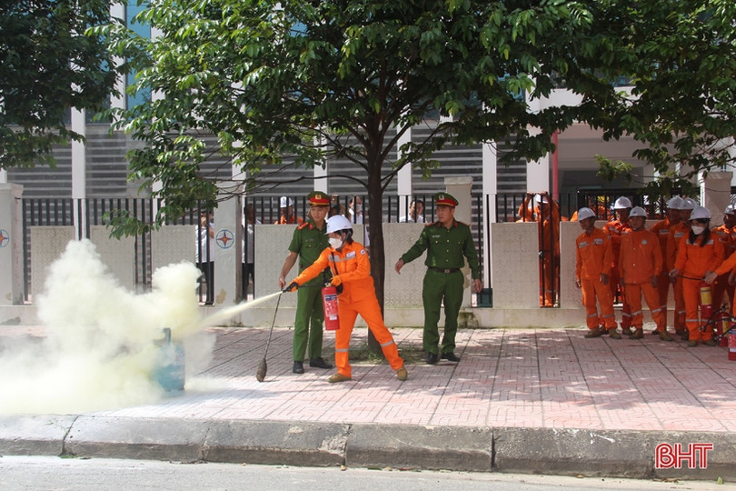 ​Điện lực Hà Tĩnh huấn luyện nghiệp vụ PCCC và cứu nạn, cứu hộ