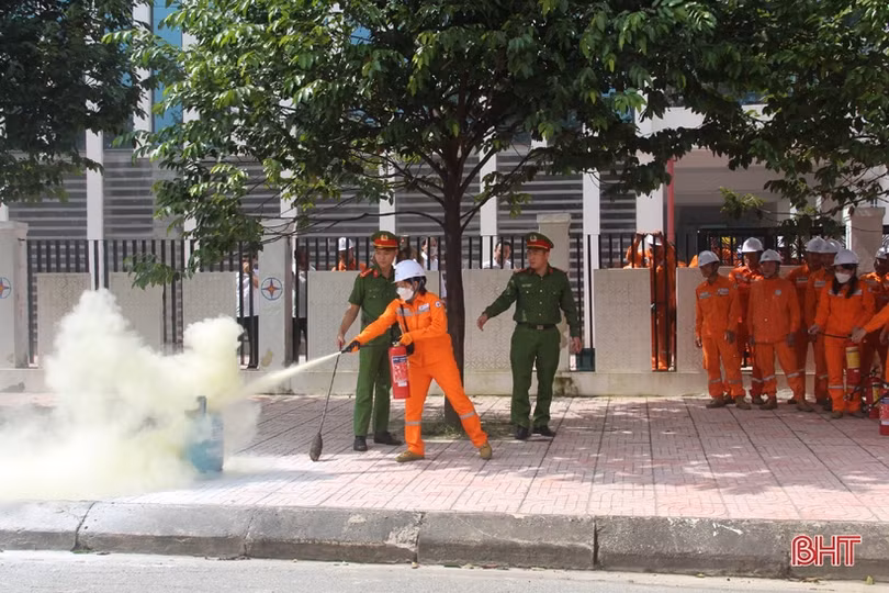 ​Điện lực Hà Tĩnh huấn luyện nghiệp vụ PCCC và cứu nạn, cứu hộ