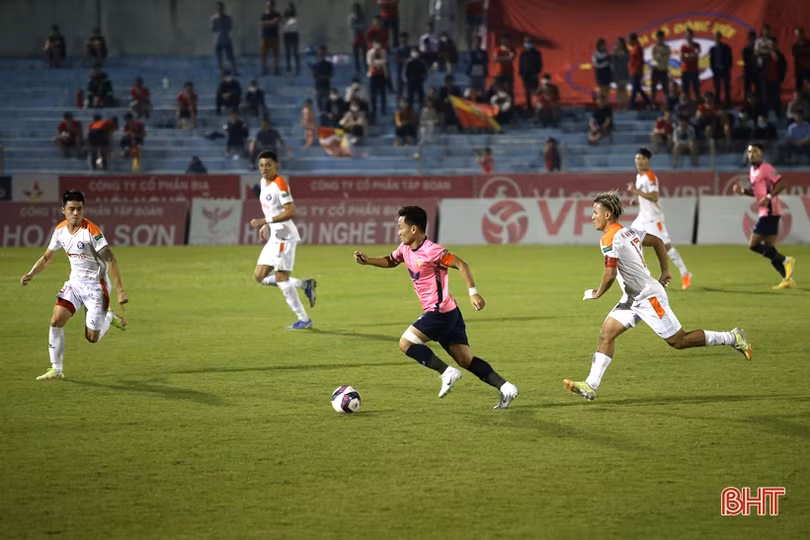 Hồng Lĩnh Hà Tĩnh chia điểm với SHB Đà Nẵng trên sân nhà