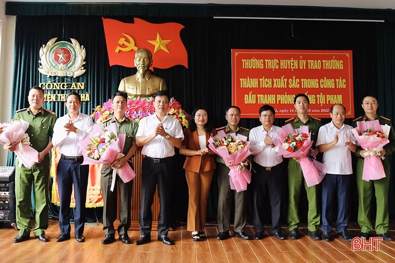 Thạch Hà khen thưởng 10 cá nhân có thành tích xuất sắc trong triệt phá đường dây lô đề