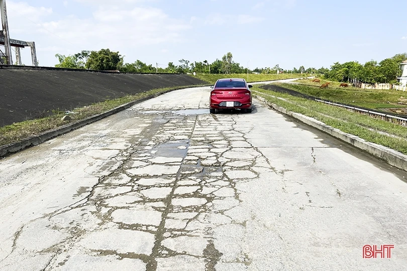 Cơ đê La Giang xuống cấp, tiềm ẩn mất an toàn giao thông