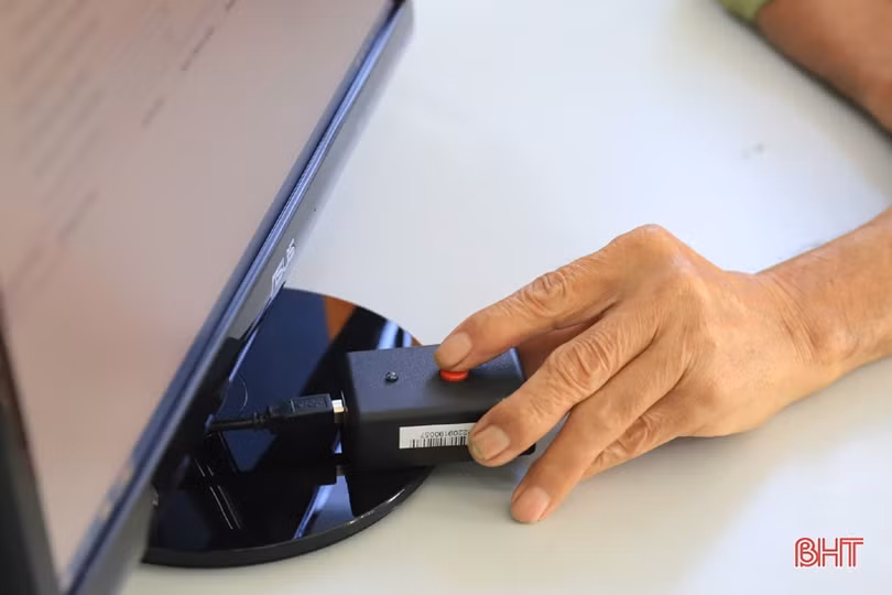 Người dân 6 xã đầu tiên của Hương Sơn phấn khởi khi làm thủ tục đăng ký xe máy tại công an xã