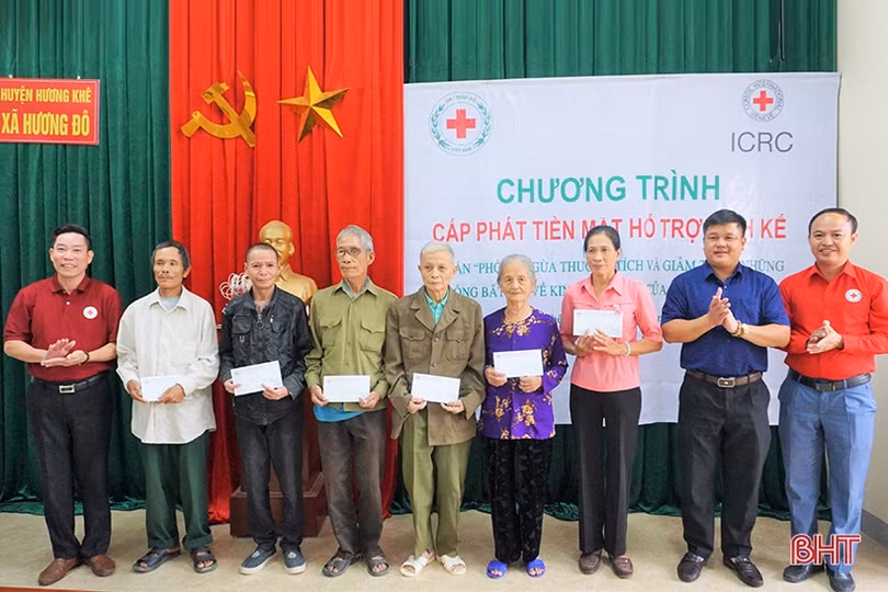 Hỗ trợ sinh kế cho 20 hộ gia đình nạn nhân bom mìn tại huyện Hương Khê