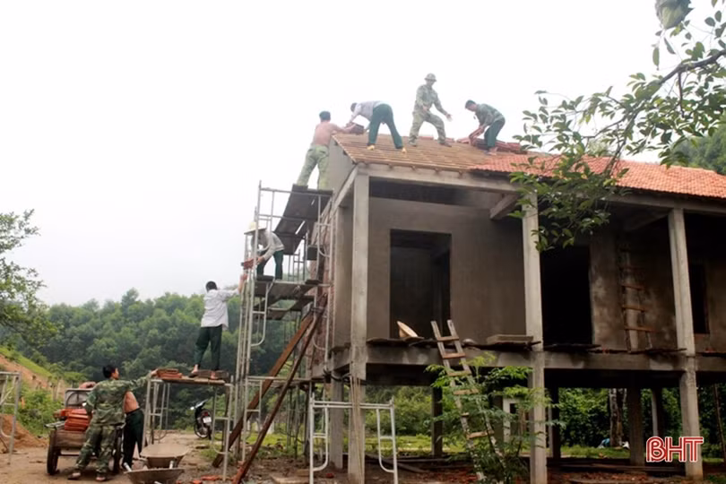 Chiến sỹ quân hàm xanh góp sức xây dựng vùng biên Hà Tĩnh thêm đẹp giàu