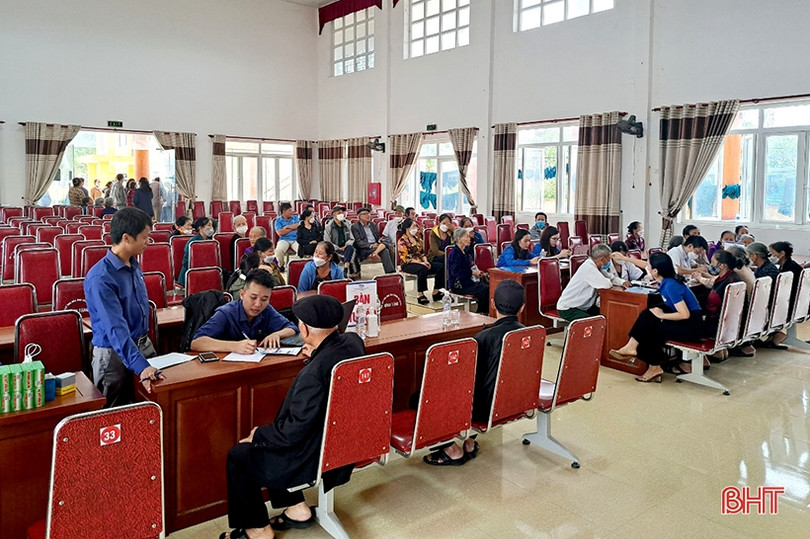 Khám, cấp phát thuốc miễn phí cho gần 200 người dân ở Nghi Xuân