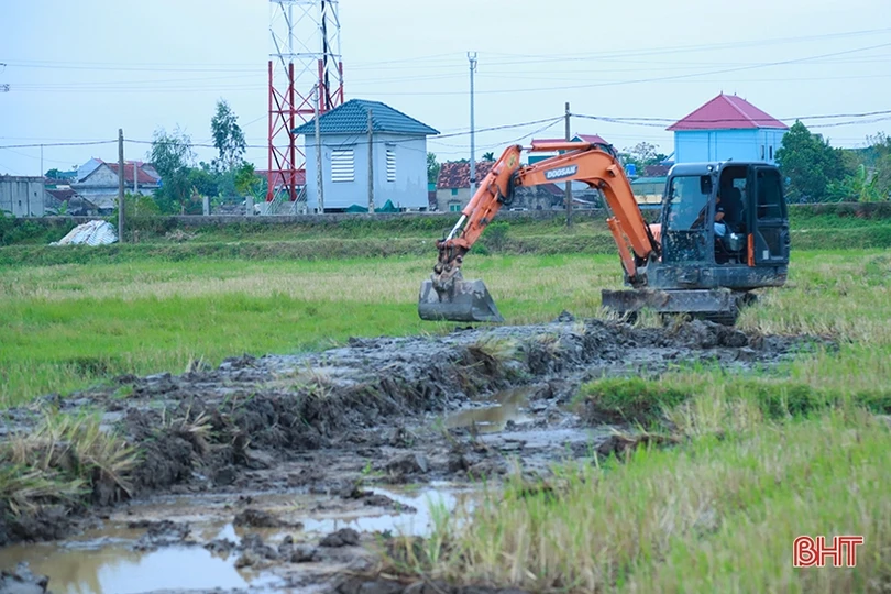 Nhiều địa phương ở Hà Tĩnh rầm rộ ra quân phá bờ vùng bờ thửa