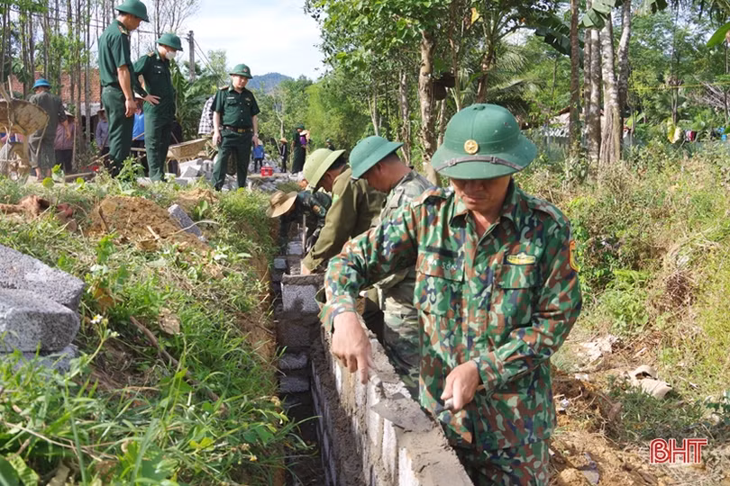 Những người lính trở thành thợ xây dựng lành nghề khi giúp xã Hương Liên cụ thể hóa bộ tiêu chí xây dựng NTM.