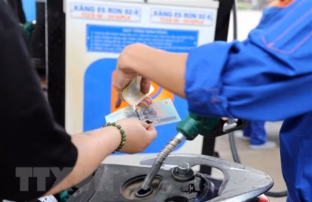 Phó Thủ tướng: Triển khai các giải pháp để bảo đảm nguồn cung xăng dầu