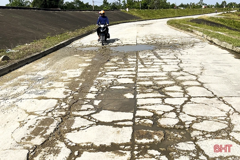 Cơ đê La Giang xuống cấp, tiềm ẩn mất an toàn giao thông