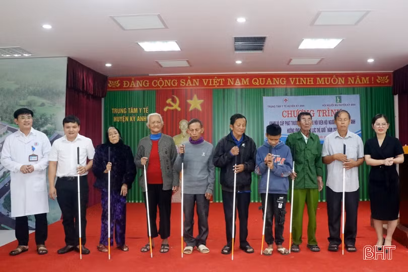 Khám, cấp thuốc miễn phí cho 160 người khiếm thị ở huyện Kỳ Anh