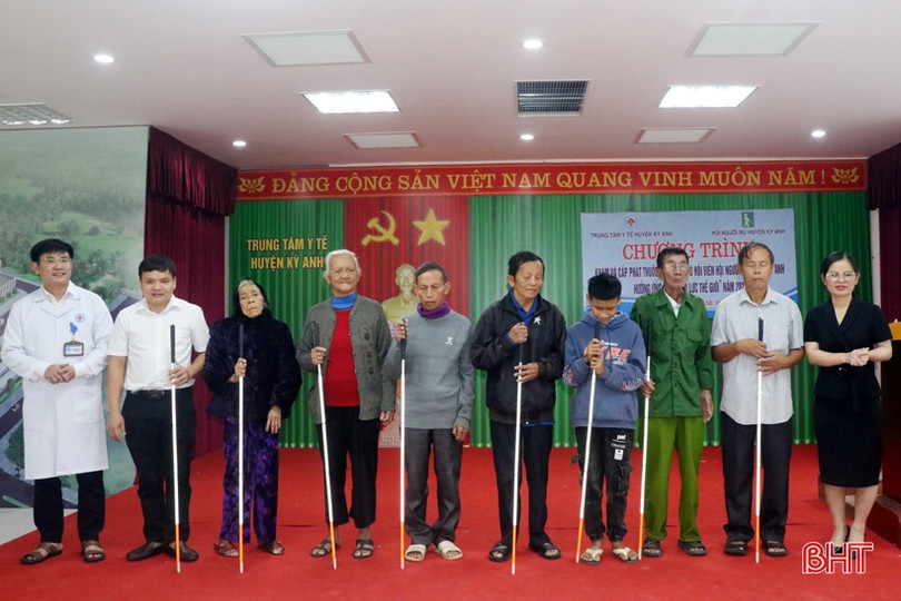 Khám, cấp thuốc miễn phí cho 160 người khiếm thị ở huyện Kỳ Anh