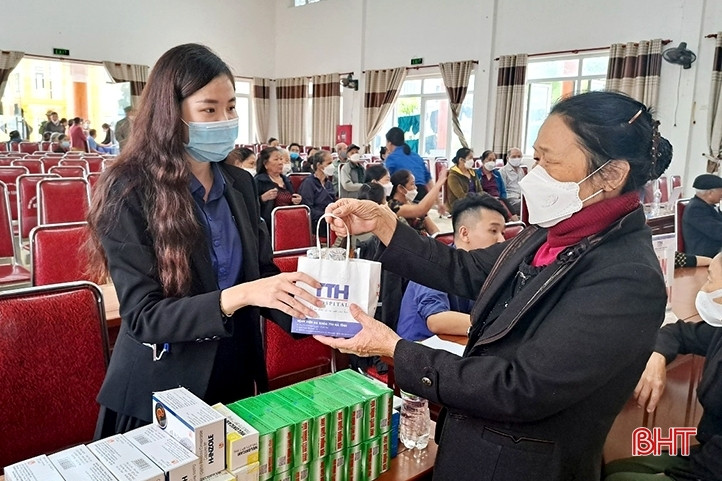 Khám, cấp phát thuốc miễn phí cho gần 200 người dân ở Nghi Xuân