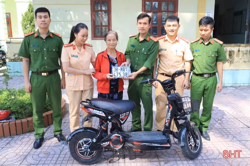 Người dân 6 xã đầu tiên của Hương Sơn phấn khởi khi làm thủ tục đăng ký xe máy tại công an xã