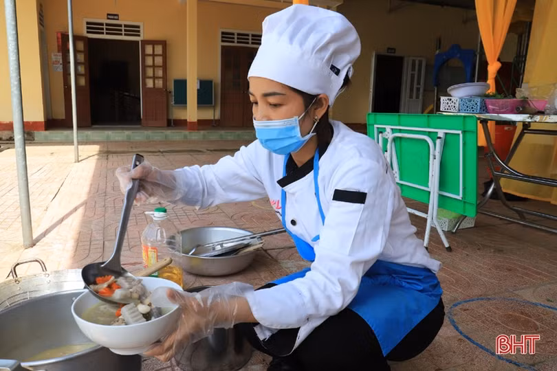 Các cô giáo trường mầm non ở Hương Sơn trổ tài chế biến món ăn 