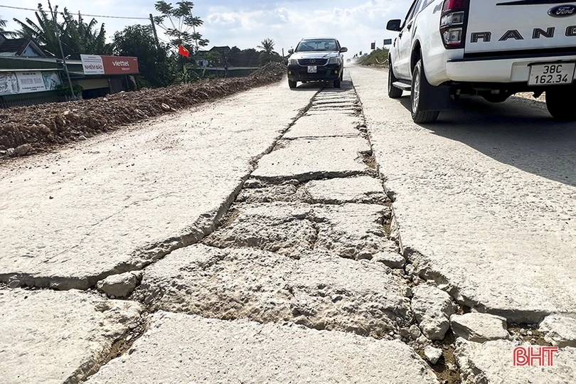Cơ đê La Giang xuống cấp, tiềm ẩn mất an toàn giao thông
