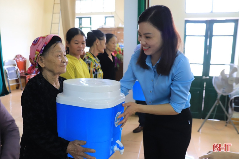 Tặng 1.800 bình lọc nước và 22.423 bóng đèn điện cho phụ nữ Hương Sơn