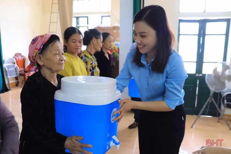 Tặng 1.800 bình lọc nước và 22.423 bóng đèn điện cho phụ nữ Hương Sơn
