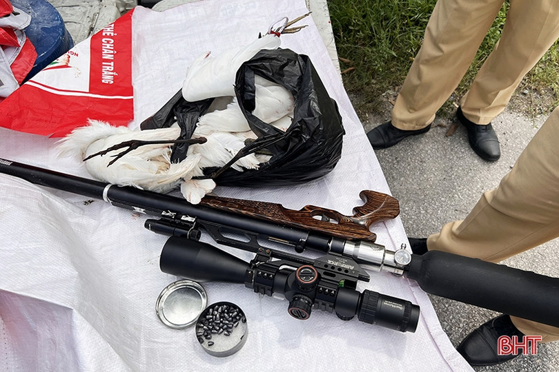 CSGT Hà Tĩnh phát hiện 2 người dùng súng tự chế săn bắt chim trời