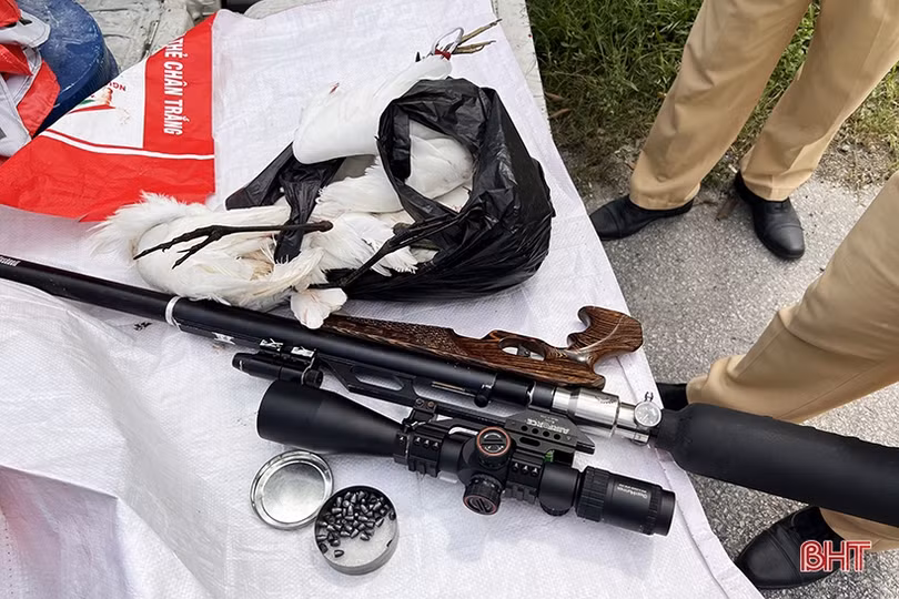 CSGT Hà Tĩnh phát hiện 2 người dùng súng tự chế săn bắt chim trời