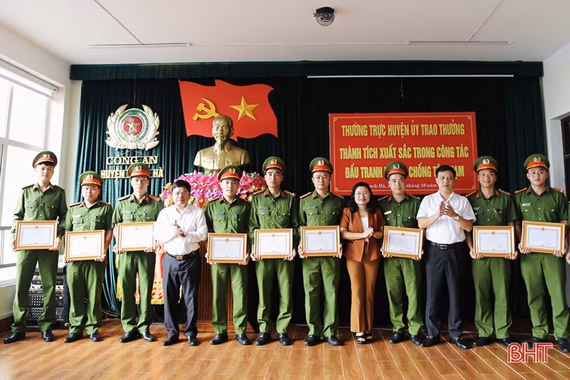 Thạch Hà khen thưởng 10 cá nhân có thành tích xuất sắc trong triệt phá đường dây lô đề