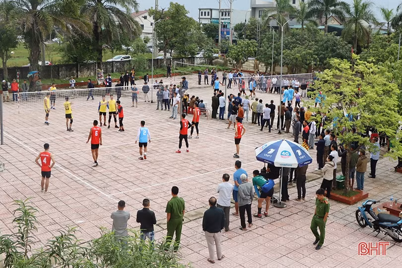 Sôi nổi Giải Bóng chuyền nam doanh nghiệp - doanh nhân huyện Cẩm Xuyên