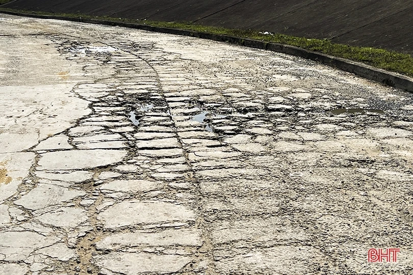 Cơ đê La Giang xuống cấp, tiềm ẩn mất an toàn giao thông