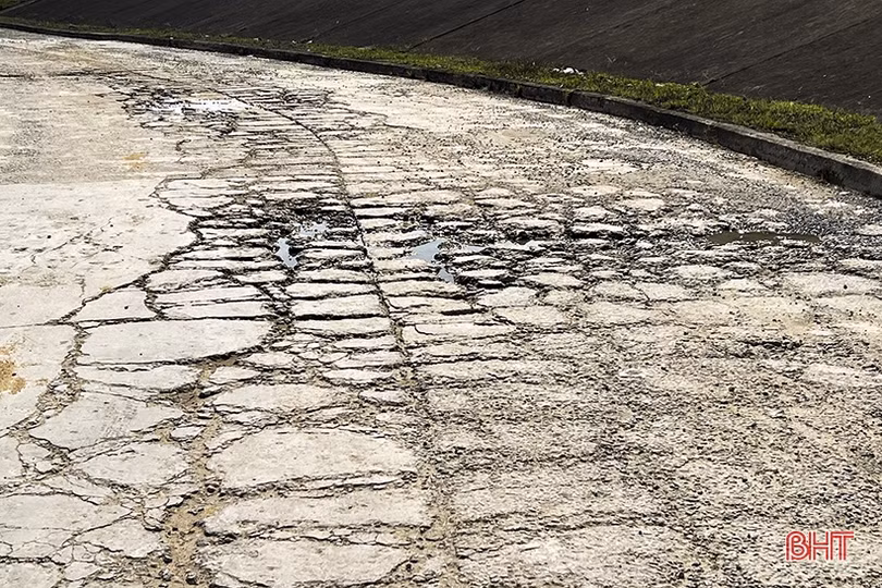 Cơ đê La Giang xuống cấp, tiềm ẩn mất an toàn giao thông