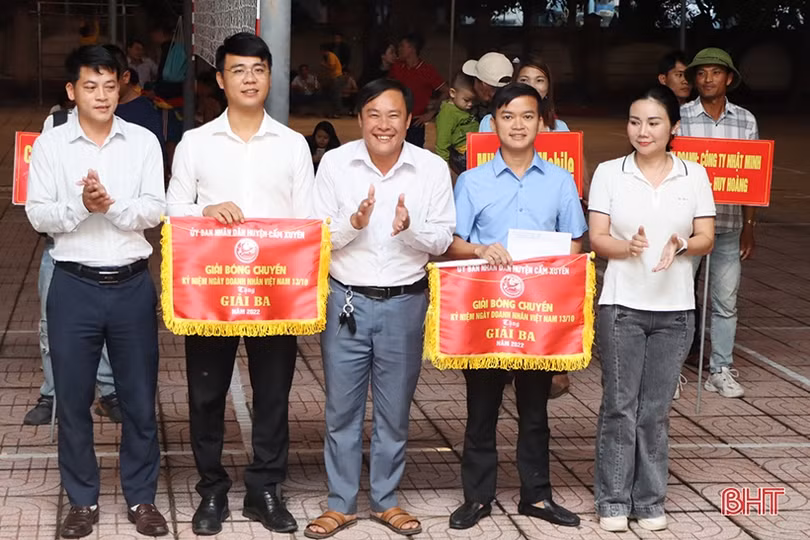 Sôi nổi Giải Bóng chuyền nam doanh nghiệp - doanh nhân huyện Cẩm Xuyên