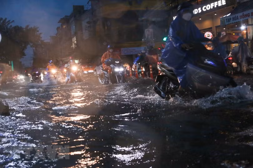 Đà Nẵng: Mưa lớn dữ dội, gần như toàn bộ thành phố bị ngập úng