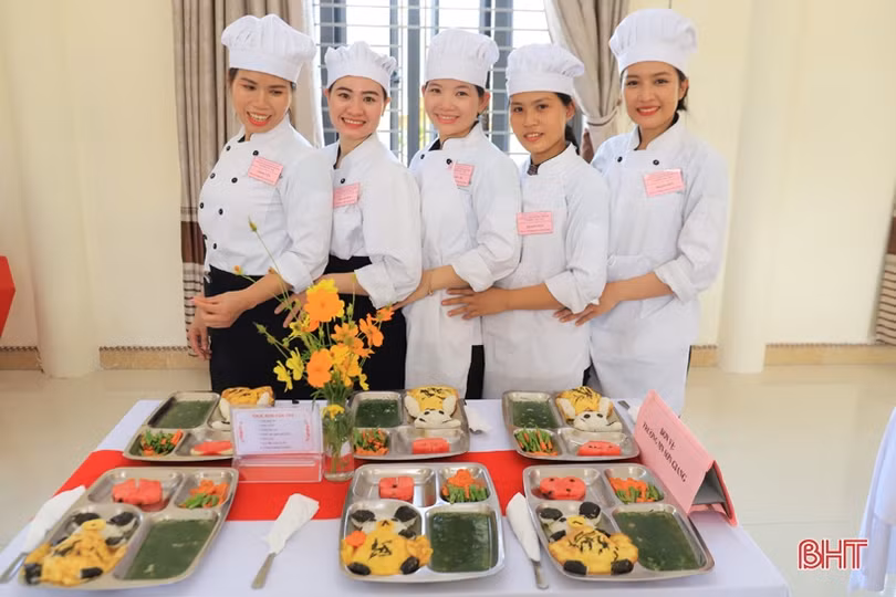 Các cô giáo trường mầm non ở Hương Sơn trổ tài chế biến món ăn 