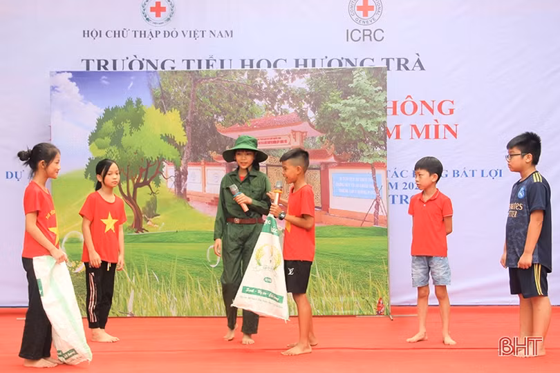 Trang bị kỹ năng phòng tránh tai nạn thương tích bom mìn cho giáo viên, học sinh ở Hương Khê